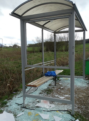 zniszczona wiata przystanku autobusowego