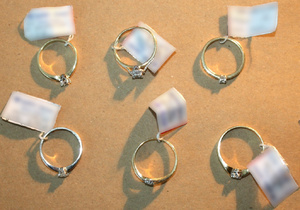 część pierścionków odzyskanych przez policjantów