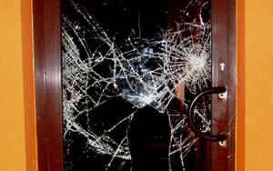 rozbita szyba w drzwiach wejściowych -zdjęcie ilustracyjne