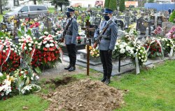 14. asysta honorowa przy grobie zmarłego policjanta
