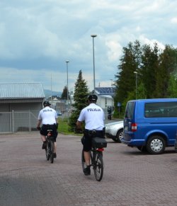 patrol rowerowy wyrusza sprzed komendy na służbę w terenie