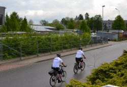 policjanci jadący na rowerach