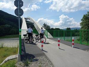 policyjny patrol rowerowy na ścieżce rowerowej