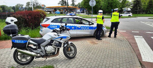 al. Piłsudskiego w Nowym Sączu - służbowy motocykl i radiowóz, obok policjanci ruchu drogowego