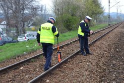 Dwóch policjantów wykonujących czynności na torach kolejowych