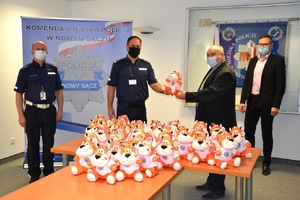 członkowie zarządu Fundacji „Bezpiecznie do Celu” i przedstawiciele sądeckiej Policji - J. Mleczko przekazuje komendantowi Tygrysa Ratownika