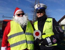 policjantka drogówki oraz mężczyzna w przebraniu Świętego Mikołaja podczas akcji profilaktycznej
