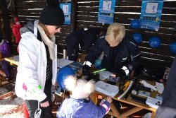 Policjantka promująca bezpieczeństwo na stoku narciarskim