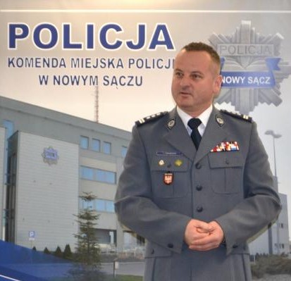 insp. Jarosław Tokarczyk na tle baneru sądeckiej Policji