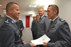 sierpień 2018 - komendant gratuluje awansowanym naczelnikom