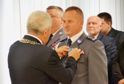 lipiec 2018 - Święto Policji - komendant przyjmuje odznaczenie