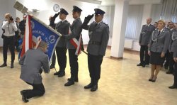 listopad 2015 - objęcie stanowiska Komendanta Miejskiego Policji - komendant oddaje honor sztandarowi