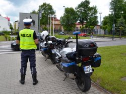 policjant przy motocyklach służbowych