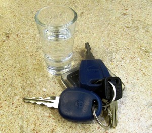 kluczyki do samochodu, obok kieliszek
