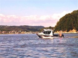 łódź z napisem POLICJA na Jeziorze Rożnowskim