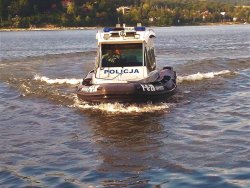 policyjna łódź na wodach jeziora