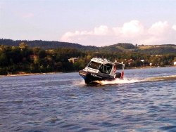 policyjna łódź płynąca po jeziorze
