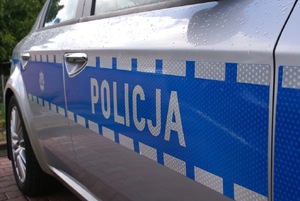 bok oznakowanego radiowozu, na drzwiach napis policja