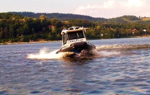 policyjna łódź płynie przez jezioro