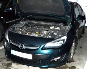 samochód w garażu z otwartą maską