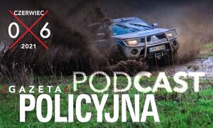 napis Policyjna Gazeta podcast, obok policyjny radiowóz terenowy