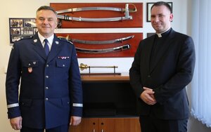 Komendant Ledzion i ksiądz Michalczewki na wspólnym zdjęciu
