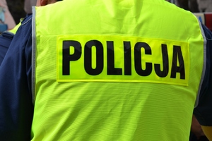 funkcjonariusz w kamizelce z napisem POLICJA