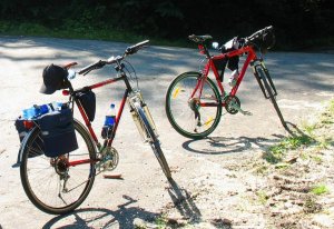 rowery postawione przy drodze