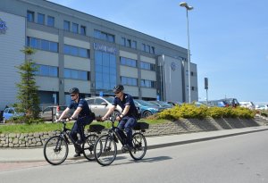policjanci na rowerach w czasie patrolu