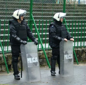 policjanci z tarczami podczas zabezpieczenia meczu