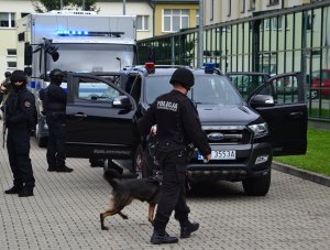 policjant prewencji z psem służbowym