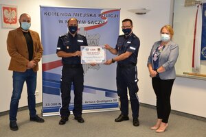 Komendant przekazuje czek Pełnomocnikowi KWP w Krakowie ds. Fundacji, obok członkowie Zarządu IPA Nowy Sącz