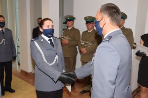 Komendant gratuluje policjantce Komisariatu Policji w Grybowie