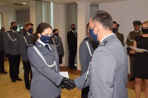 Komendant gratuluje policjantce Komisariatu Policji w Starym Sączu