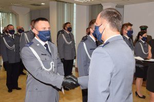 Komendant gratuluje policjantowi Komisariatu Policji w Grybowie