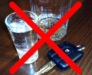 kluczyk do samochodu i napełnione kieliszki wraz z przekreśleniem