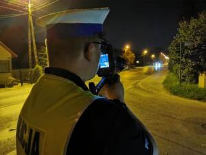 Policjant Wydziału Ruchu Drogowego z miernikiem prędkości
