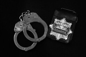 kajdanki obok odznaka policyjna
