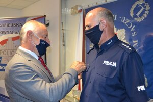 2. Starosta Nowosądecki wręcza policjantowi Srebrne Sądeckie Jabłko