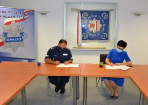 1. Podpisanie porozumienia przez Komendanta Miejskiego Policji oraz Dyrektor szkoły w Marcinkowicach