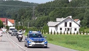 Radiowóz, policjant na motocyklu