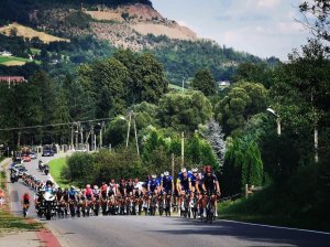 8. kolarze w trakcie wyścigu tour de pologne