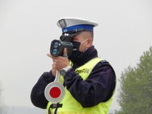 policjant ruchu drogowego z miernikiem prędkości