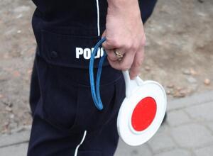 tarcza do zatrzymywania pojazdów w dłoni policjantki