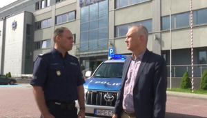 Komendant Miejski Policji w Nowym Sączu, po prawej redaktor naczelny portalu Sądeczanin.info - print screen