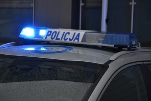 dach radiowozu z włączoną lampą błyskową