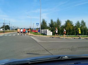 biegacze na trasie, zdjęcie wykonane z wnętrza samochodu