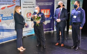 Komendanci R. Leśniak i K. Dymura oraz Prorektor M. Reichel dziękują E. Garguli wręczając jej bukiet kwiatów