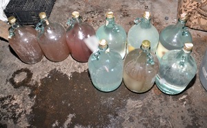 duże szklane butelki z alkoholem