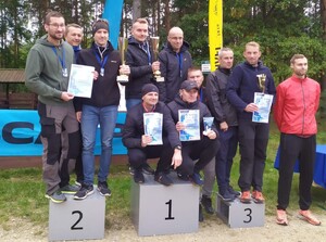 podium zawodów drużynowych - sierż. Dutkiewicz pierwszy od lewej
